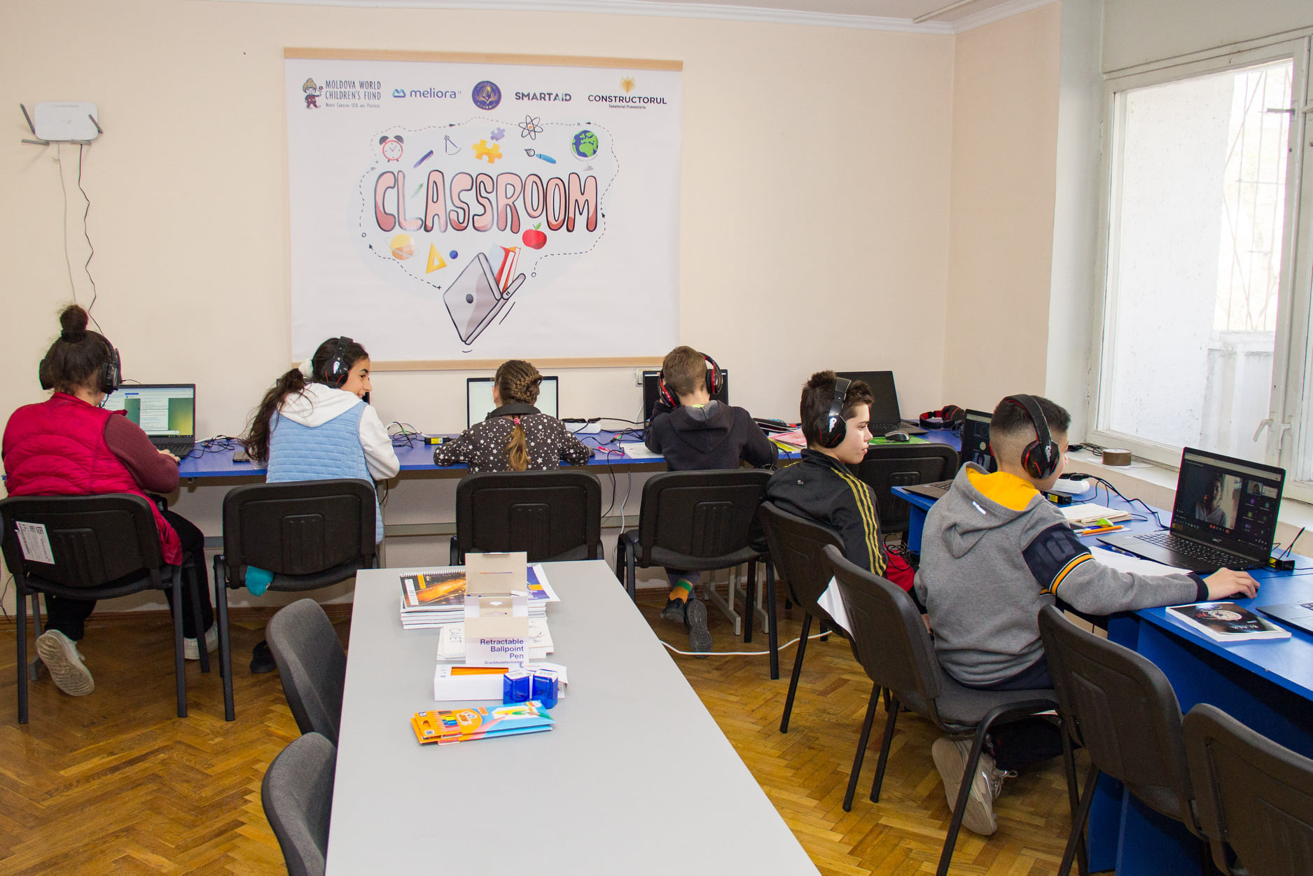 FOTO La Chișinău a fost amenajată prima clasă de studii online pentru copiii din Ucraina