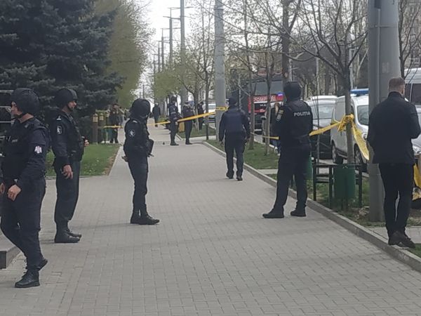 (ФОТО) В Кишиневе из здания суда Буюкан эвакуировали людей из-за угрозы взрыва (ОБНОВЛЕНО)