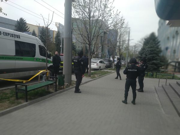 (ФОТО) В Кишиневе из здания суда Буюкан эвакуировали людей из-за угрозы взрыва (ОБНОВЛЕНО)