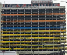 (ФОТО) Половину здания гостиницы National покрасили в цвета георгиевской ленты