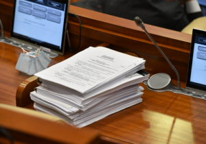 Официальный монитор продолжат выпускать на русском. Парламент во втором чтении учел позицию правозащитников и нацменьшинств