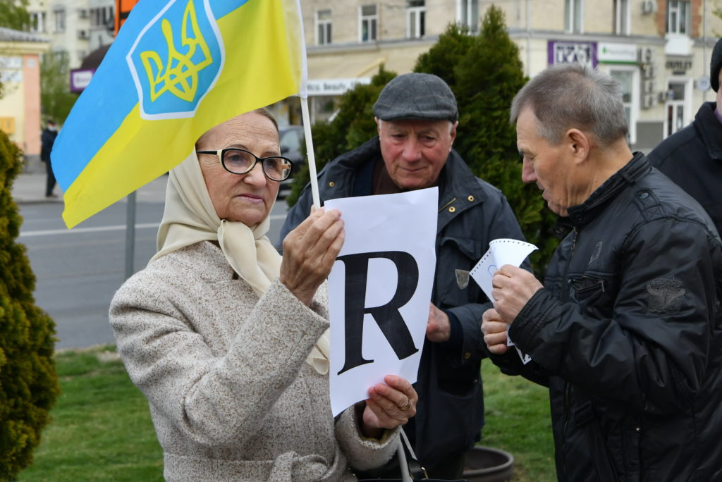 (ФОТОРЕПОРТАЖ) В Кишиневе Союз писателей Молдовы устроил протест перед посольством России
