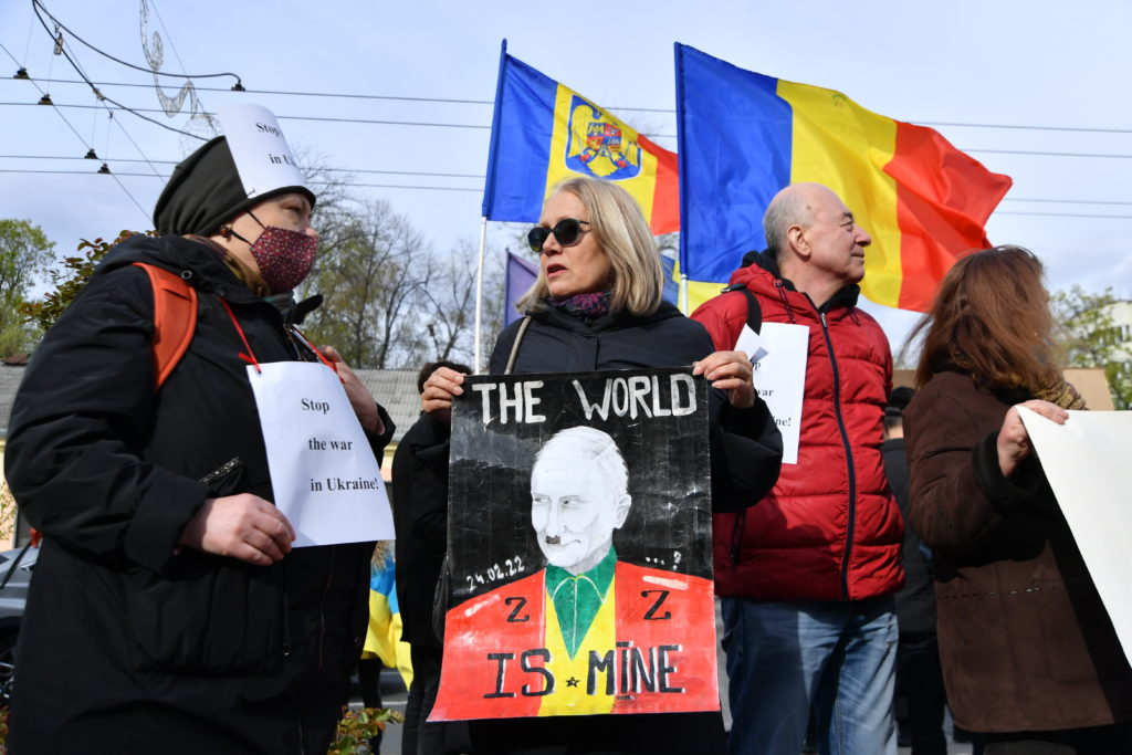 (ФОТОРЕПОРТАЖ) В Кишиневе Союз писателей Молдовы устроил протест перед посольством России