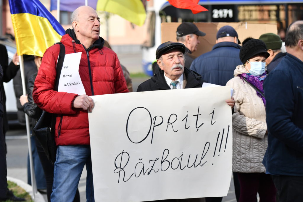 FOTO „Opriți războiul”. Mai mulți scriitori din Moldova au protestat în fața Ambasadei Rusiei la Chișinău