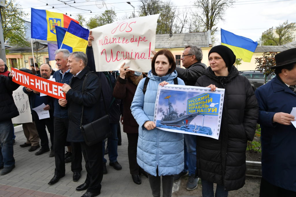 (ФОТОРЕПОРТАЖ) В Кишиневе Союз писателей Молдовы устроил протест перед посольством России