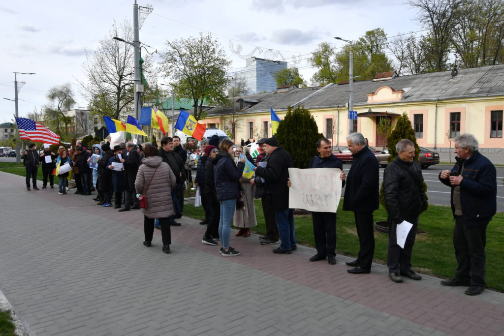 FOTO „Opriți războiul”. Mai mulți scriitori din Moldova au protestat în fața Ambasadei Rusiei la Chișinău