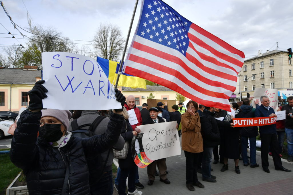 FOTO „Opriți războiul”. Mai mulți scriitori din Moldova au protestat în fața Ambasadei Rusiei la Chișinău