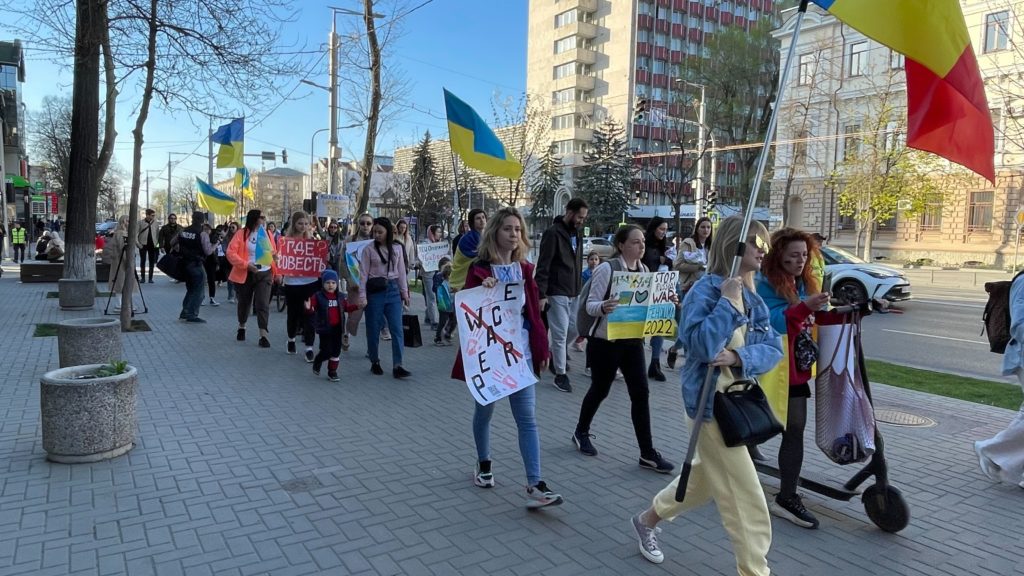 FOTO În fața ambasadei Federației Ruse din Moldova a fost organizat un flashmob în memoria persoanelor decedate la Bucea
