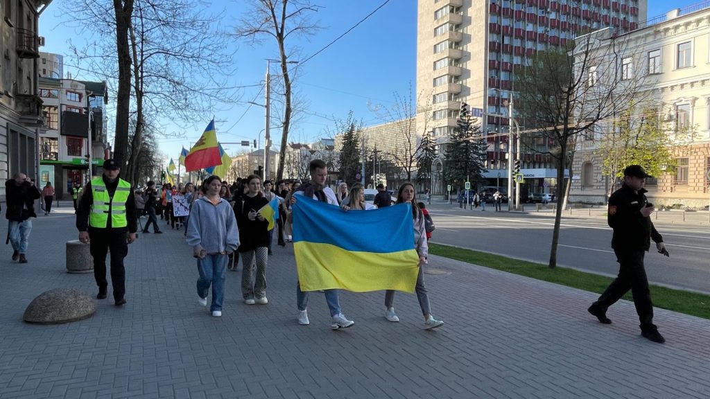 FOTO În fața ambasadei Federației Ruse din Moldova a fost organizat un flashmob în memoria persoanelor decedate la Bucea