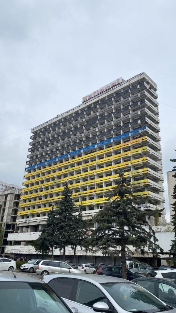 В Кишиневе полиция разыскивает тех, кто раскрасил фасад гостиницы National в цвета георгиевской ленты