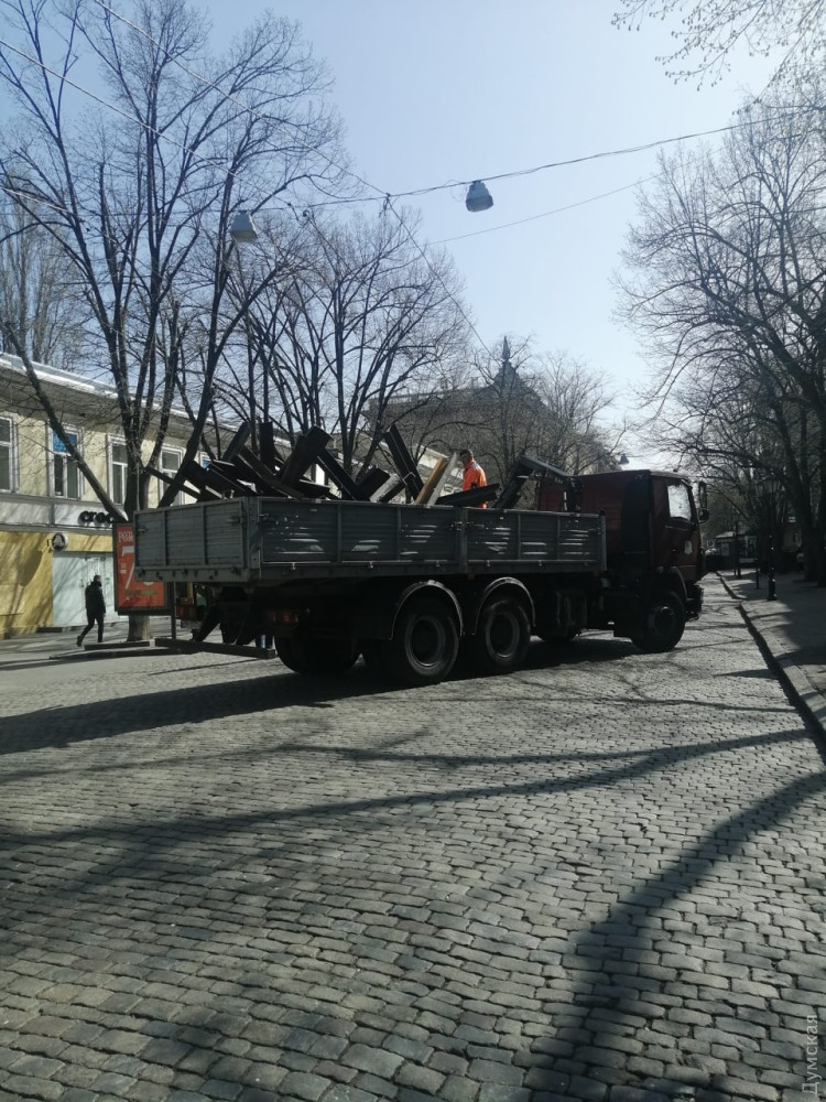 (ФОТО) Из центра Одессы вывозят противотанковые ежи