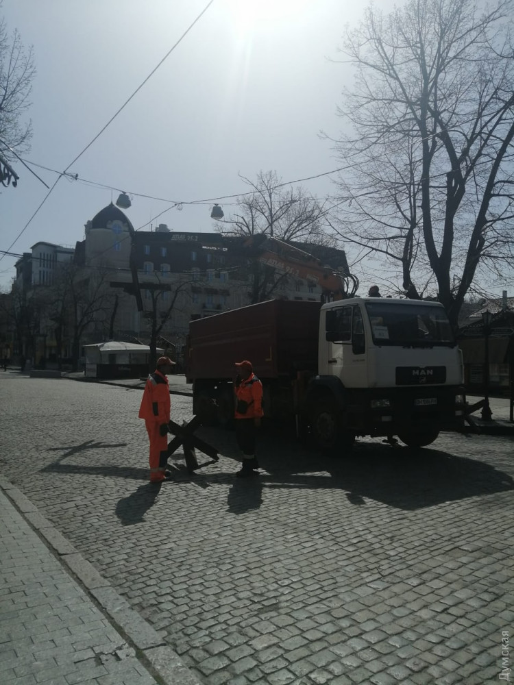 (ФОТО) Из центра Одессы вывозят противотанковые ежи