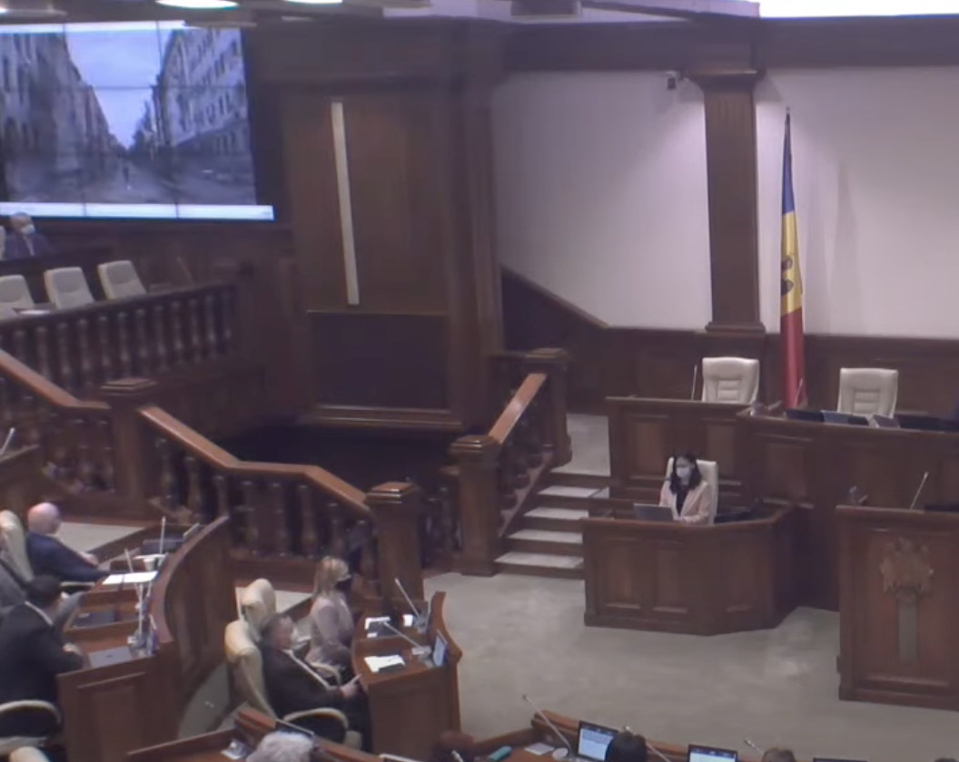 (ВИДЕО) В парламенте Молдовы показали фотографии из Бучи. Депутаты смотрели их под звук сирен