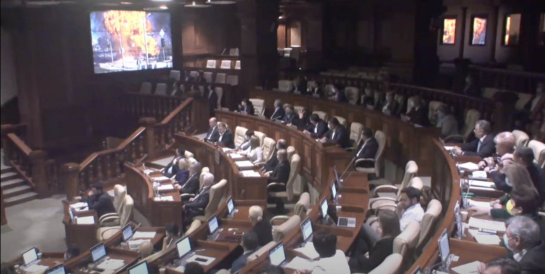 (ВИДЕО) В парламенте Молдовы показали фотографии из Бучи. Депутаты смотрели их под звук сирен