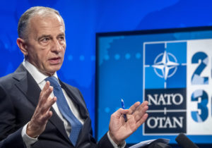 Заместитель генсекретаря НАТО заявил, что не видит признаков военной угрозы для Молдовы