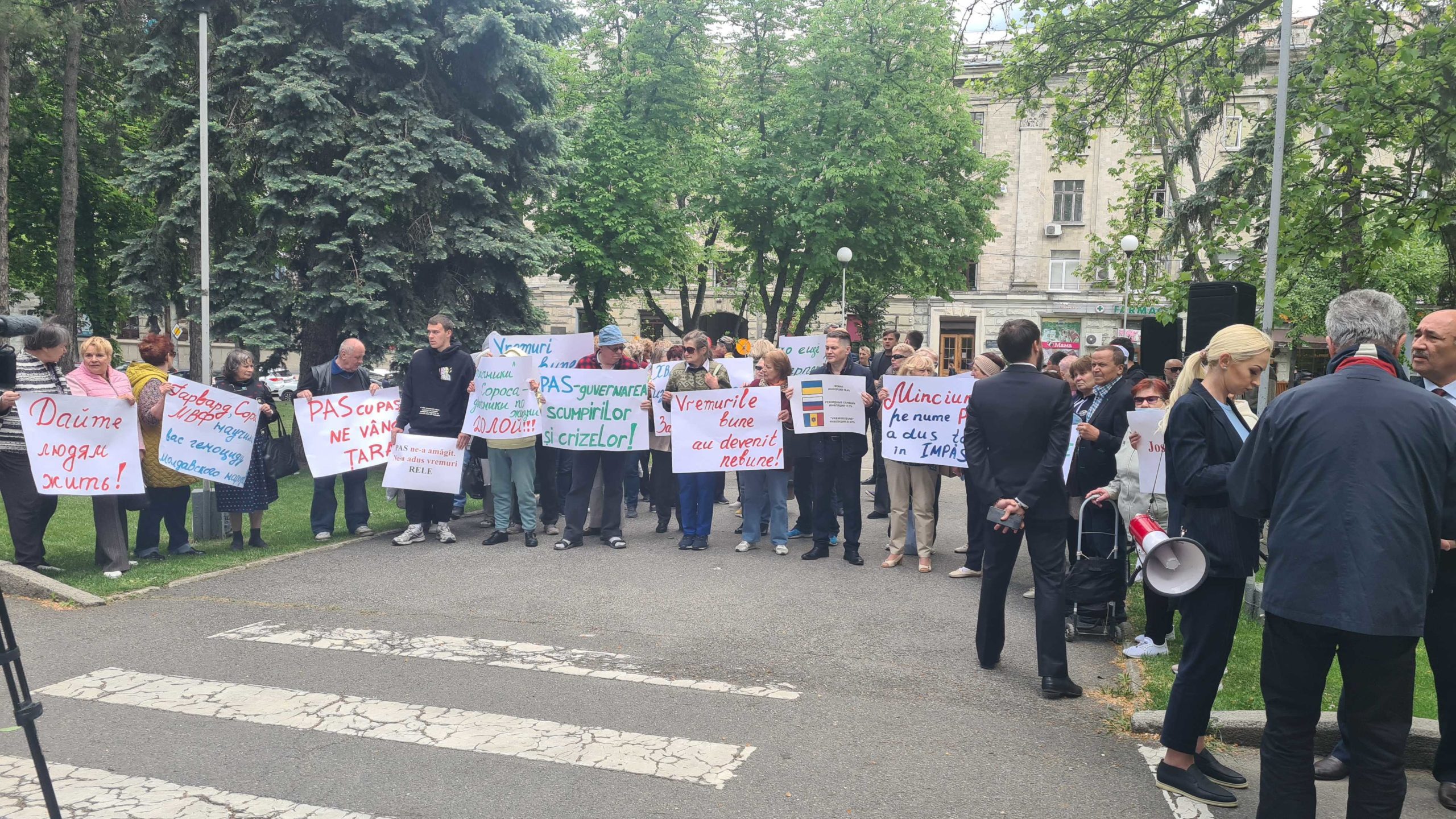 (LIVE) ПКРМ и «Шор» протестуют у здания правительства. Социалисты не пришли