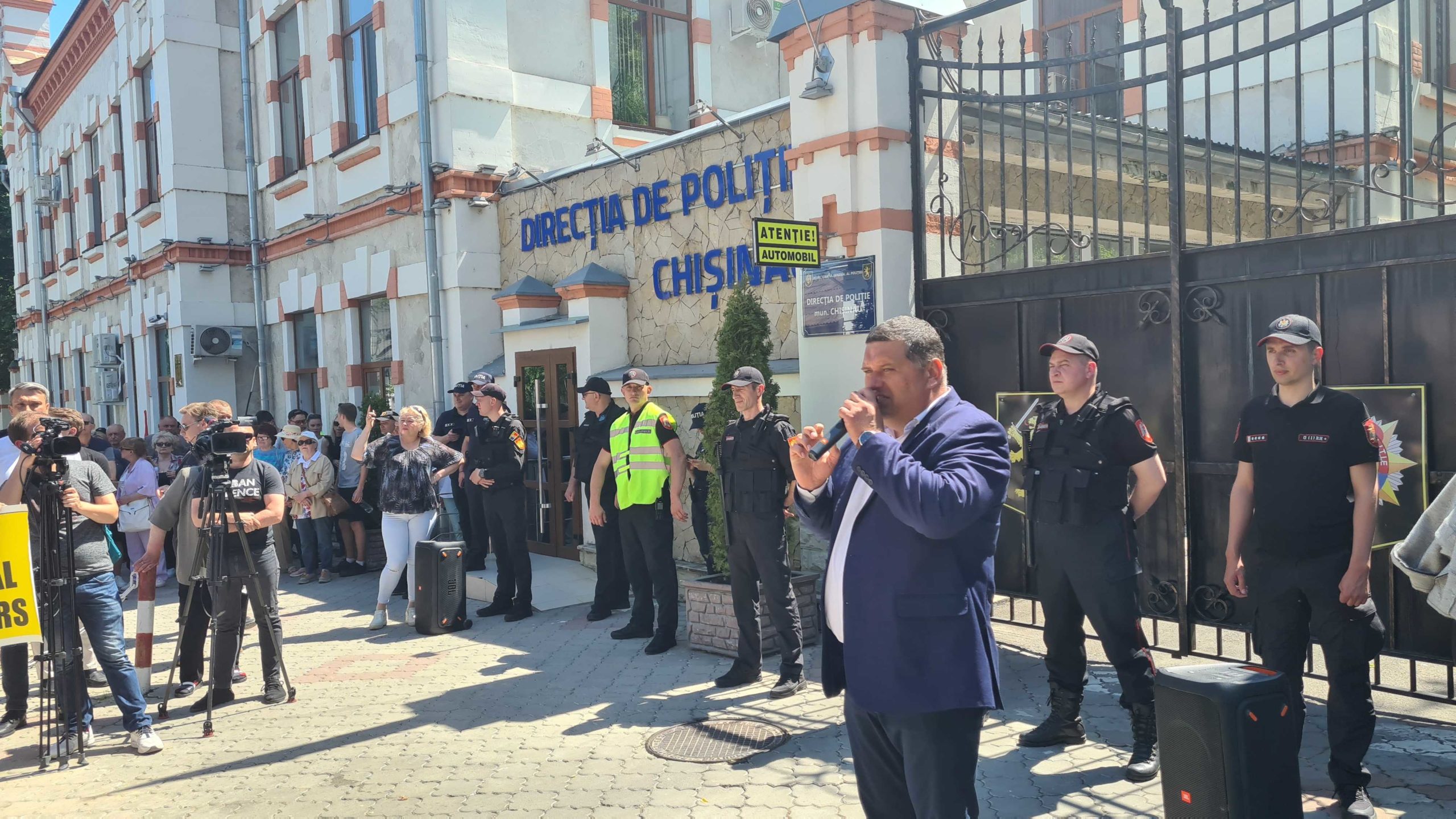 (LIVE) Социалисты протестуют у изолятора, где содержат Игоря Додона