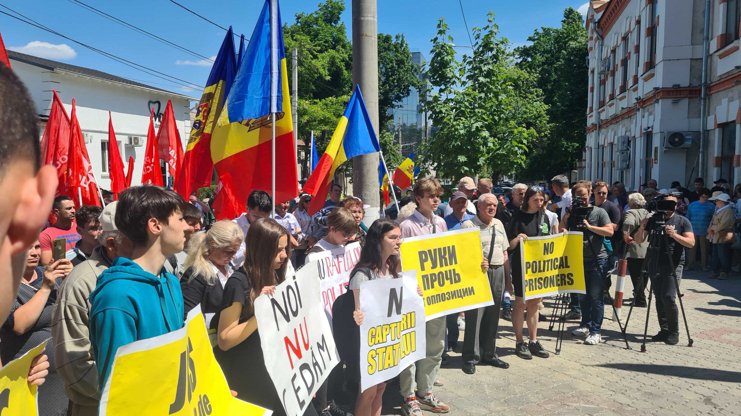 (LIVE) Социалисты протестуют у изолятора, где содержат Игоря Додона