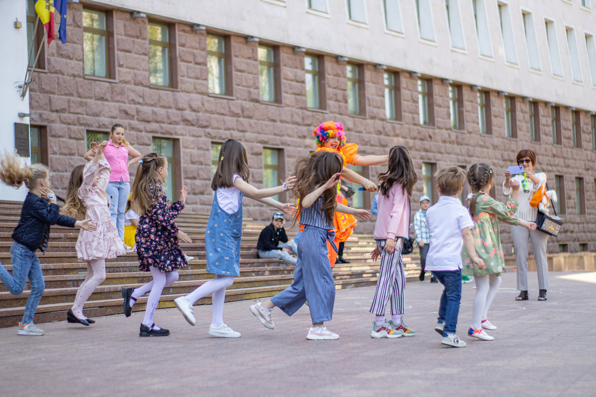 FOTO Copiii refugiați și ai deputaților moldoveni au participat la sărbătoarea dedicată Zilei Europei, la Parlament