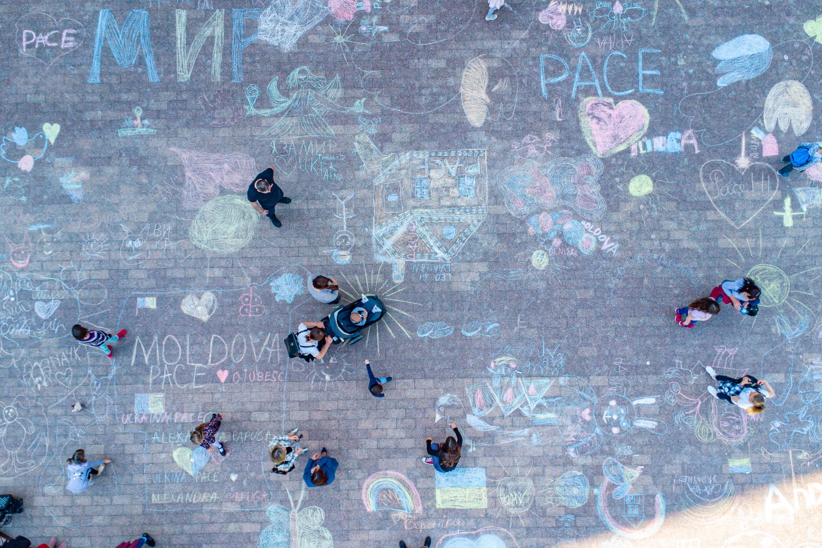 (ФОТО) «Молдова за мир». Дети из Украины и Молдовы разрисовали площадку перед парламентом