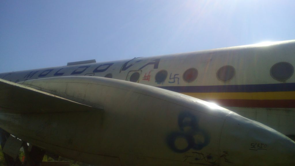 FOTO Pe avionul de la intrarea în Aeroportul Chișinău a fost desenată svastica