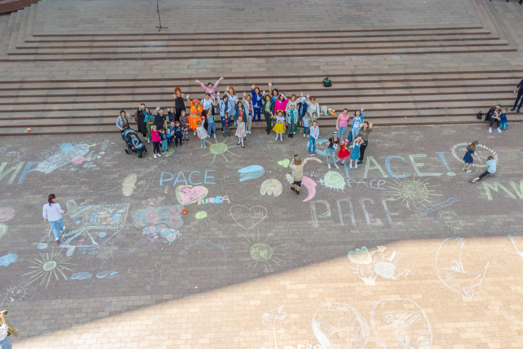 (ФОТО) «Молдова за мир». Дети из Украины и Молдовы разрисовали площадку перед парламентом