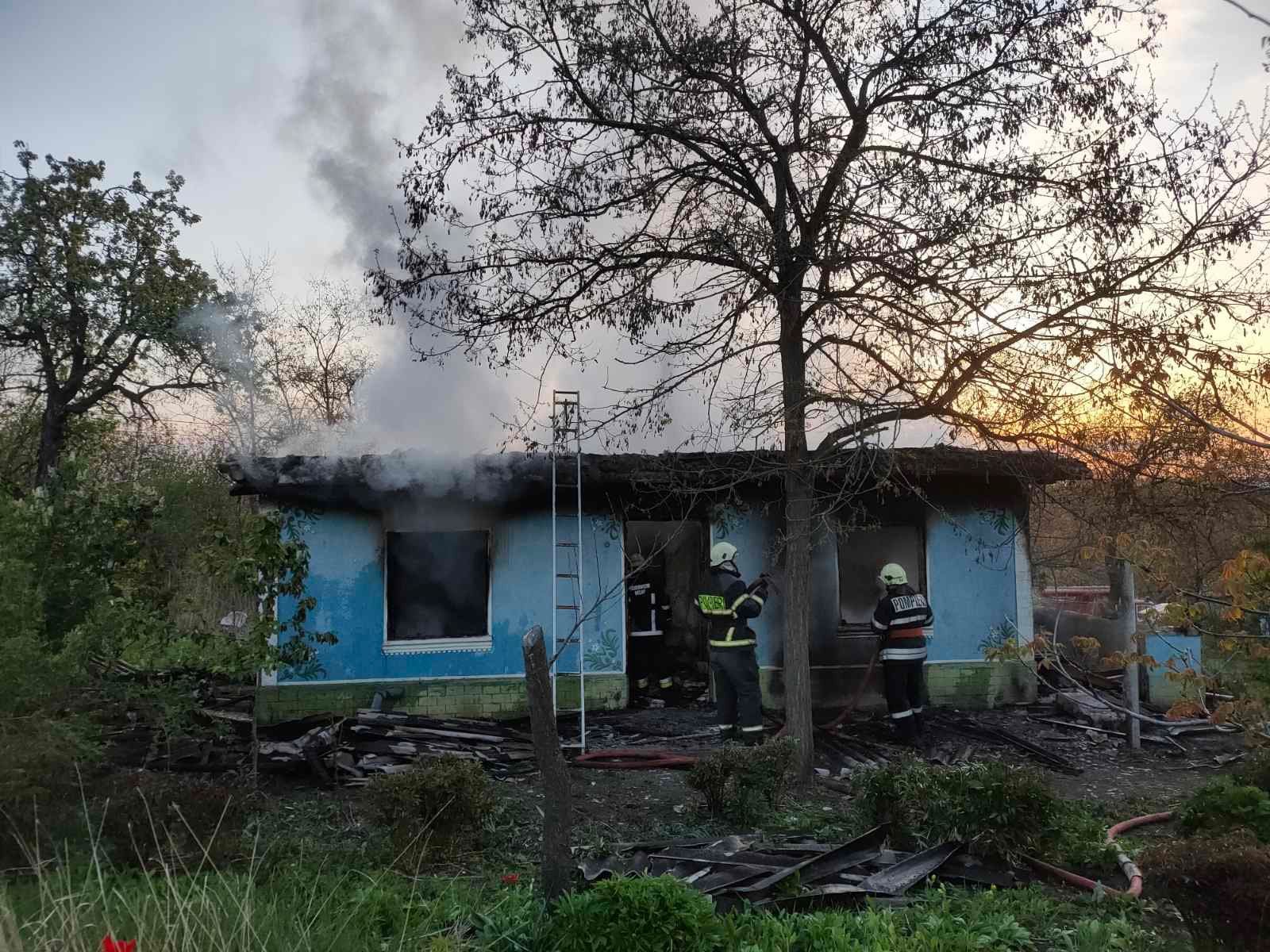 FOTO Trei bărbați au decedat la Fălești. Casa în care se aflau a fost cuprinsă de flăcări 