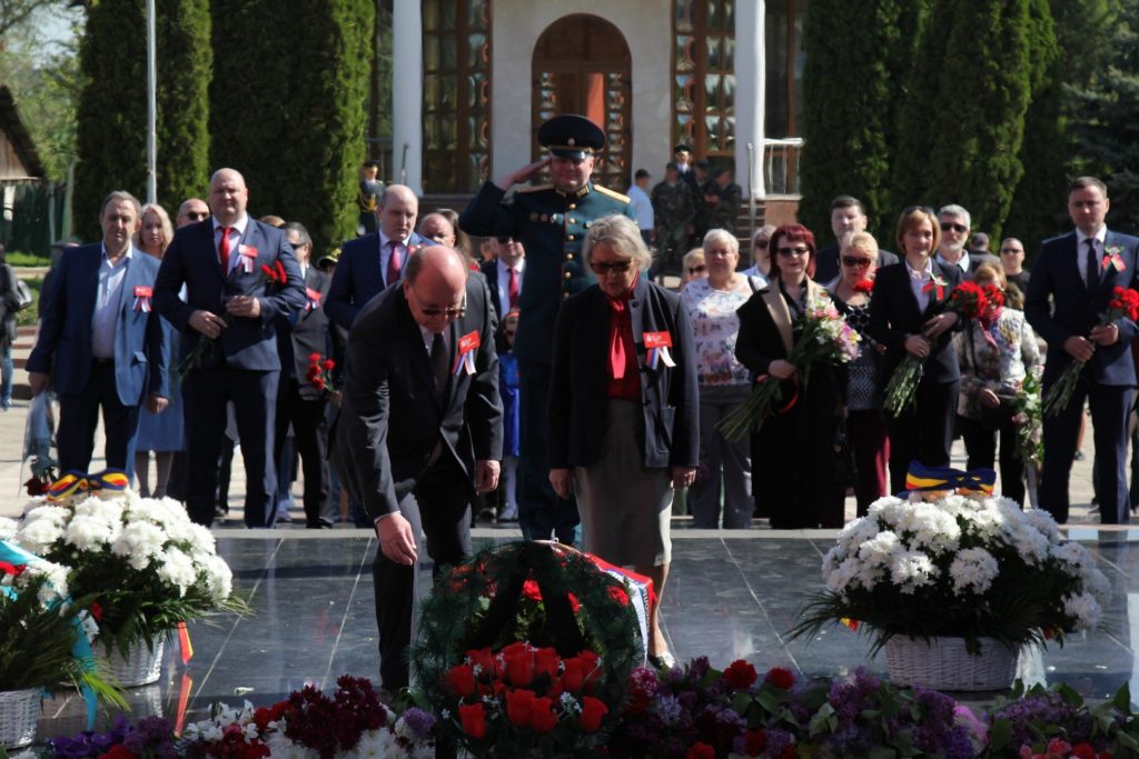 FOTO În acest an, ambasadorul Rusiei în R. Moldova a înlocuit panglica Sf. Gheorghe cu un alt simbol