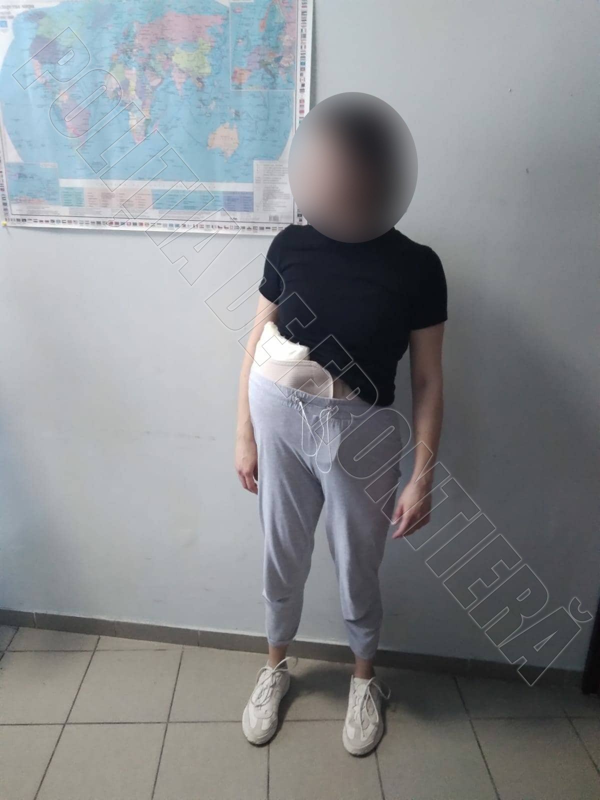 FOTO La intrare în Republica Moldova: o femeie, depistată cu 2 kg de droguri lipite pe corp