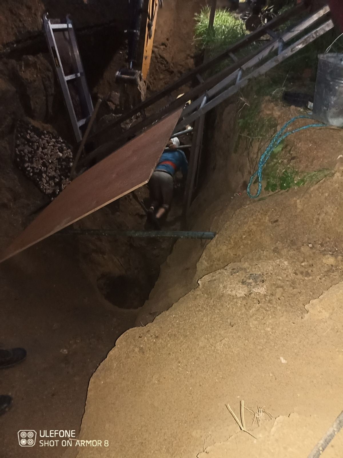 FOTO Mun.Chișinău: Doi bărbați, blocați sub pământ în timpul unor săpături. 4 echipe de salvatori au intervenit