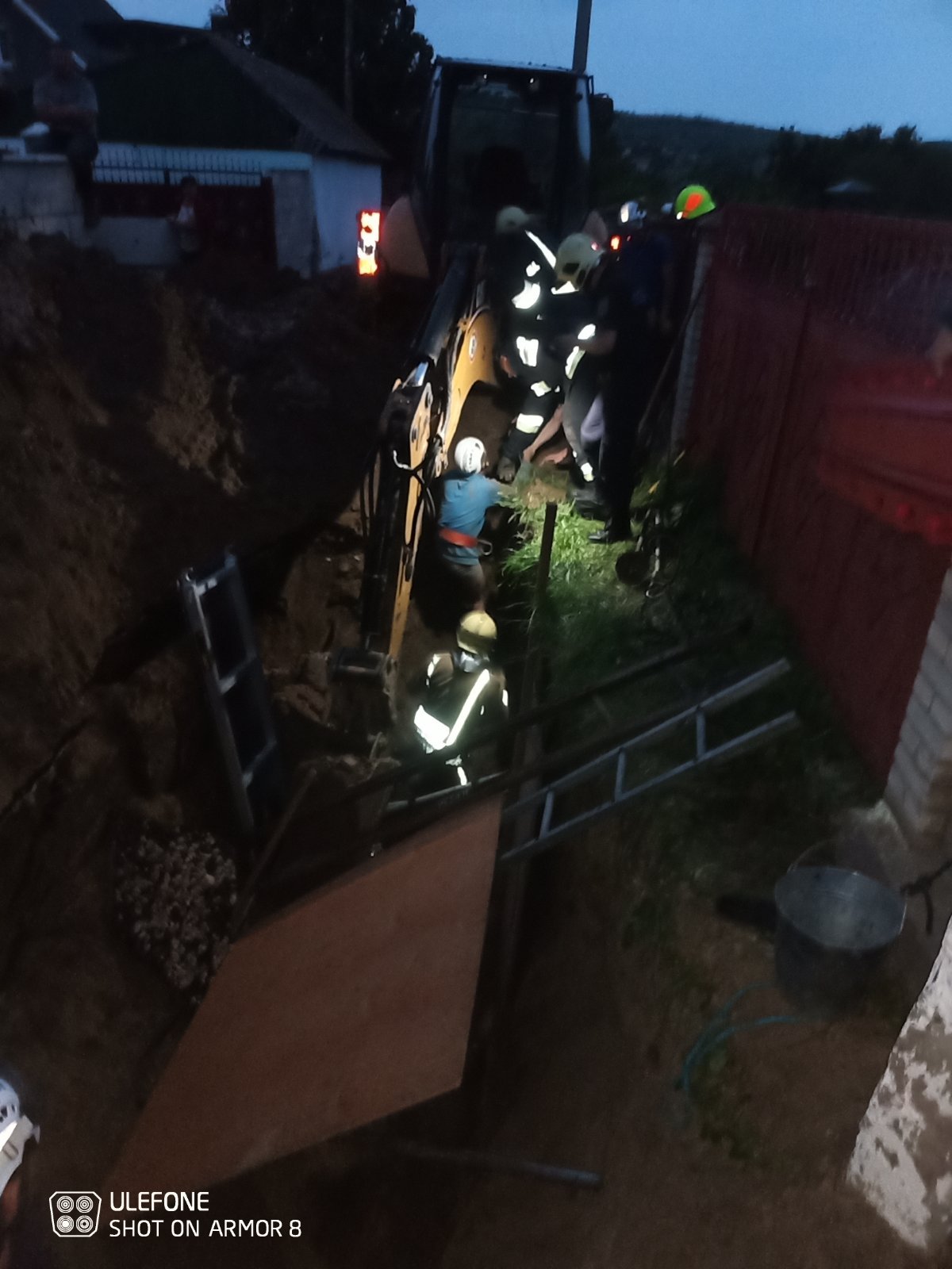 FOTO Mun.Chișinău: Doi bărbați, blocați sub pământ în timpul unor săpături. 4 echipe de salvatori au intervenit