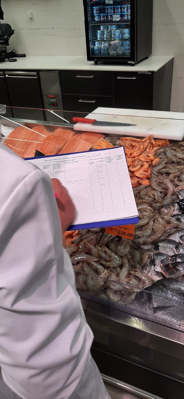 FOTO ANSA a retras din magazine mai multe loturi de pește proaspăt și congelat. Ce a depistat