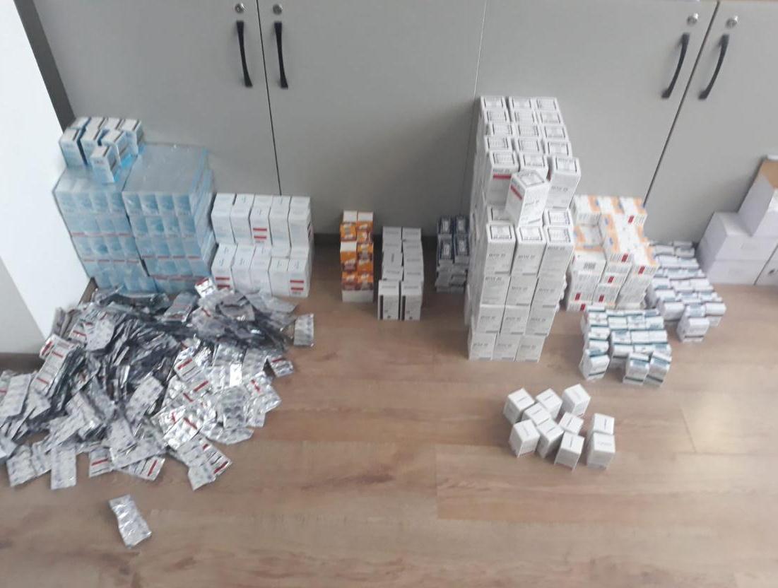 (ФОТО) Женщина пыталась вывезти из Молдовы в Украину 600 коробок лекарств без документов