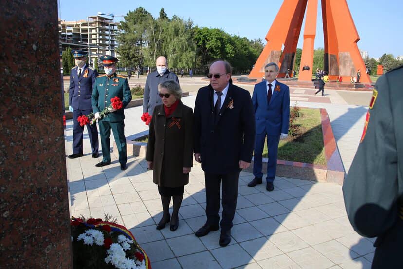 FOTO În acest an, ambasadorul Rusiei în R. Moldova a înlocuit panglica Sf. Gheorghe cu un alt simbol