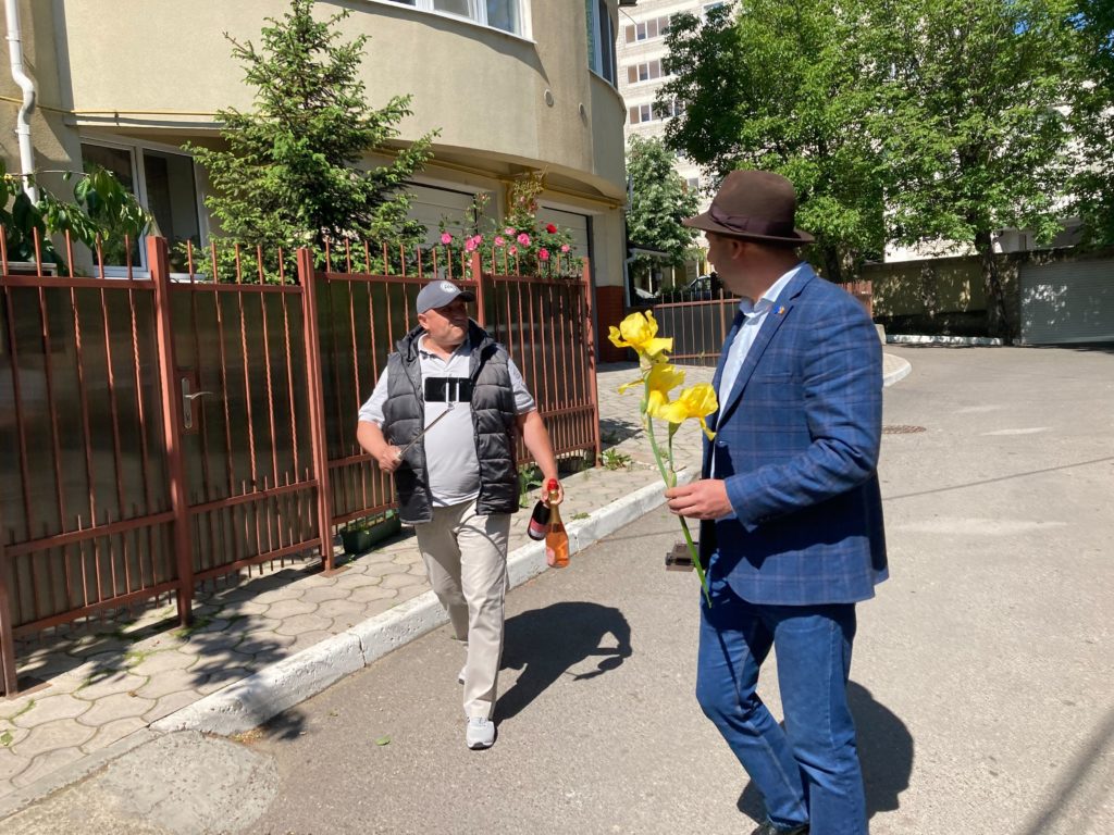 LIVE/FOTO Se adună lumea în fața locuinței lui Igor Dodon. Au fost aduse flori și șampanie
