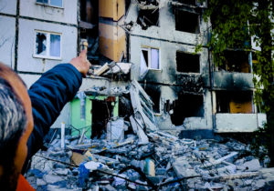 (ВИДЕО) «Не уеду я отсюда, это моя территория». Как живет самый обстреливаемый район Харькова