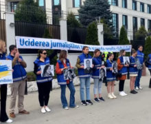 (ВИДЕО) Флешмоб у посольства РФ в Кишиневе в память о погибших в Украине журналистах