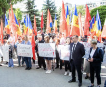 (ФОТО) ПСРМ провела протест у здания минсельхоза. Коммунисты и «Шор» протестовали у НАРЭ
