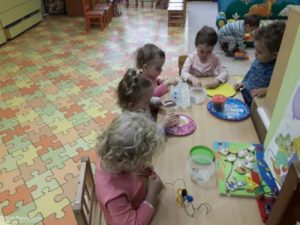 Ребенок и работа — как совместить? Что предлагают власти Молдовы