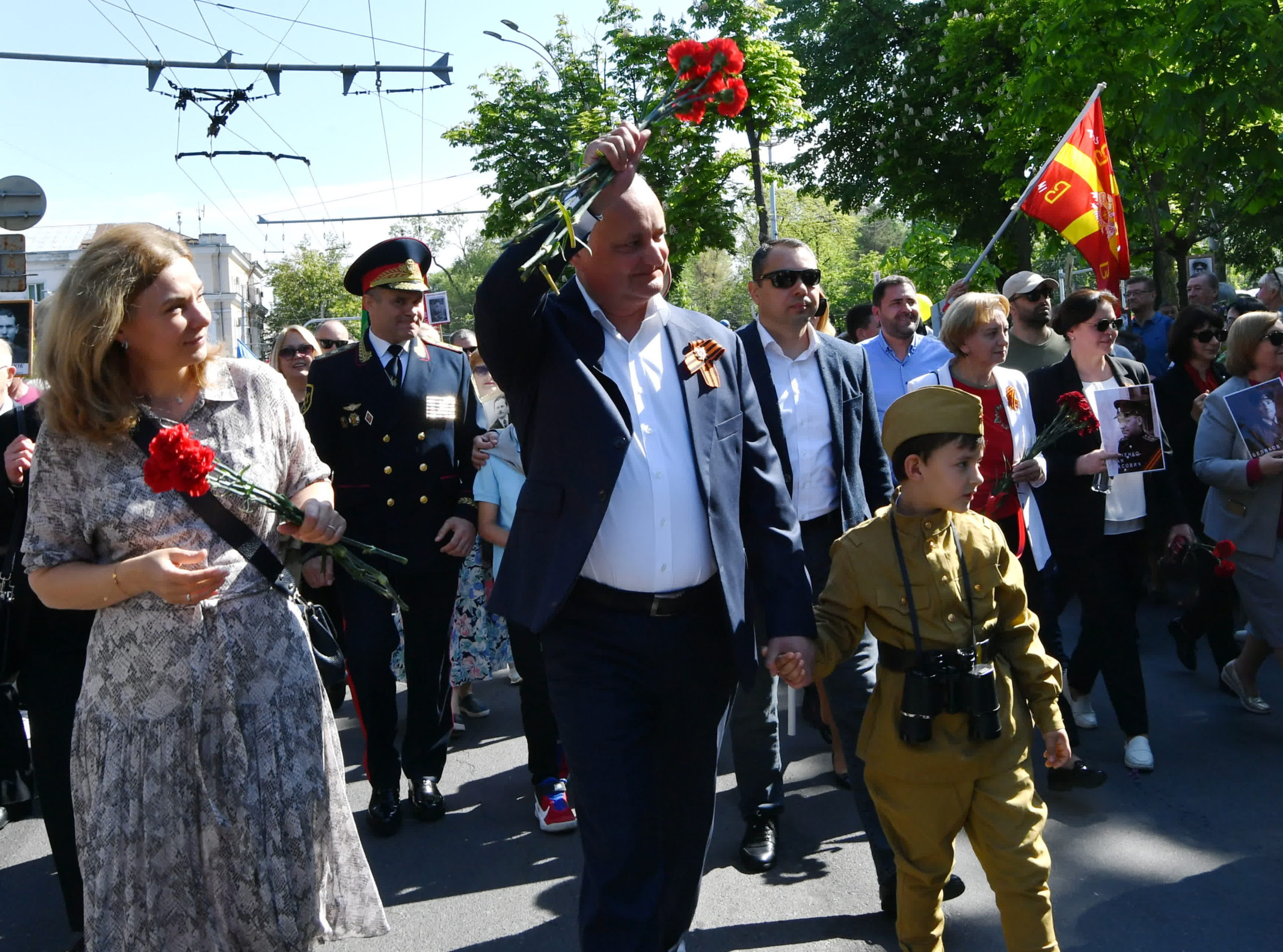 (ФОТО) Георгиевские ленты, «Бессмертный полк» и гранаты на мемориале. Как в Кишиневе отпраздновали 9 мая