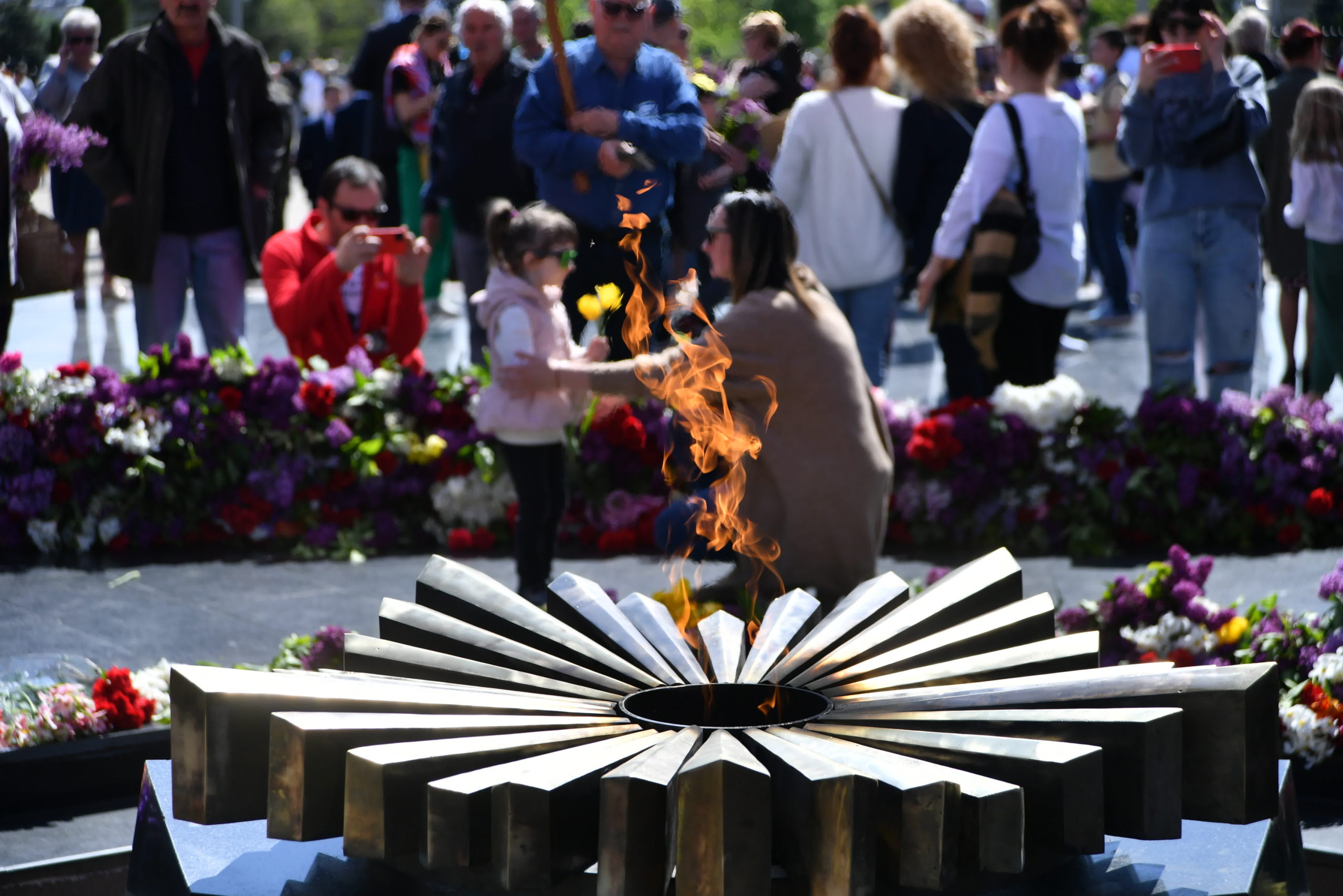 (ФОТО) Георгиевские ленты, «Бессмертный полк» и гранаты на мемориале. Как в Кишиневе отпраздновали 9 мая