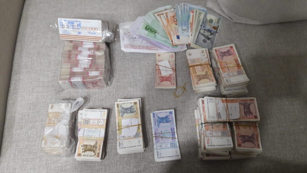 Anticorupție: Procurorii au găsit acasă la Dodon bani, obiecte de lux și o recipisă de €25 000 pentru utilaje de bucătărie