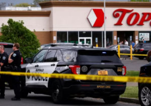 Atac armat într-un supermarket din SUA soldat cu cel puţin 10 morţi. Martor: „Pur și implu Iadul”