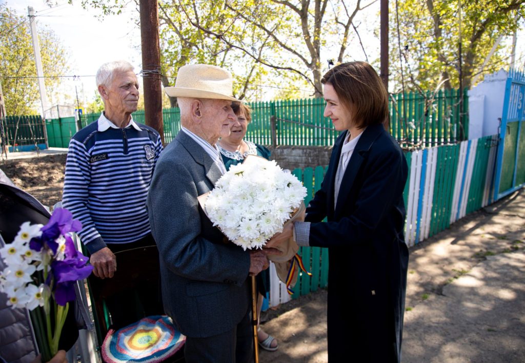 FOTO În ajun de 9 mai, Maia Sandu a mers în vizită la un veteran de război, care în curând împlinește 100 de ani