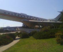 (ФОТО) Неизвестные нанесли свастику на самолет-памятник у аэропорта Кишинева