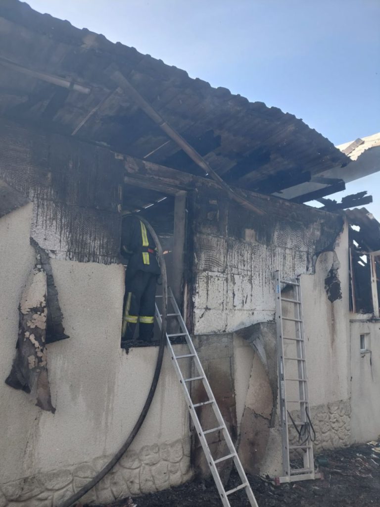 FOTO O biserică din raionul Călărași a fost mistuită de flăcări