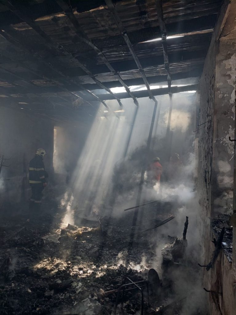 FOTO O biserică din raionul Călărași a fost mistuită de flăcări