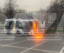 (ФОТО) В Москве мужчина бросил коктейль Молотова в автомобиль ОМОНа. Его задержали