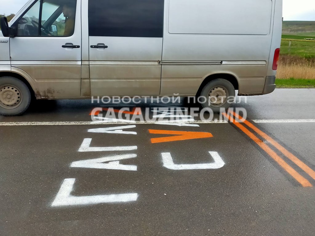 (ФОТО) В Гагаузии неизвестные нарисовали на трассе георгиевскую ленту и запрещенные символы войны