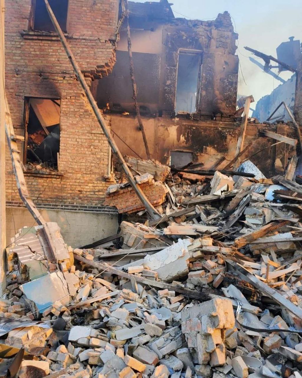 FOTO 60 de persoane, sub dărâmături după un bombardament asupra unei școli din Ucraina: „Cel mai probabil au murit”